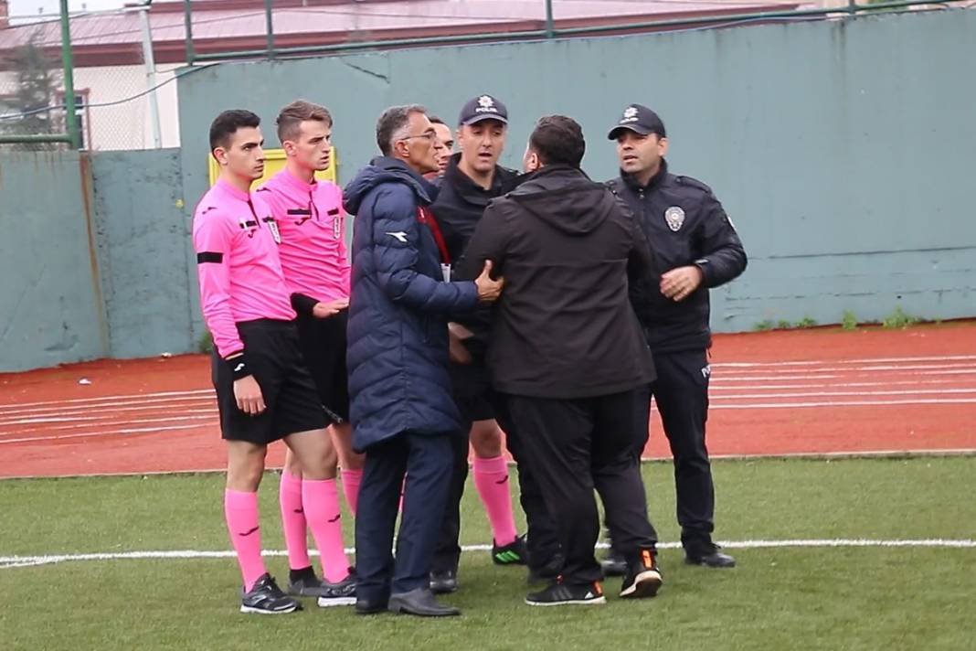 Genç hakemlere çirkin saldırı 8